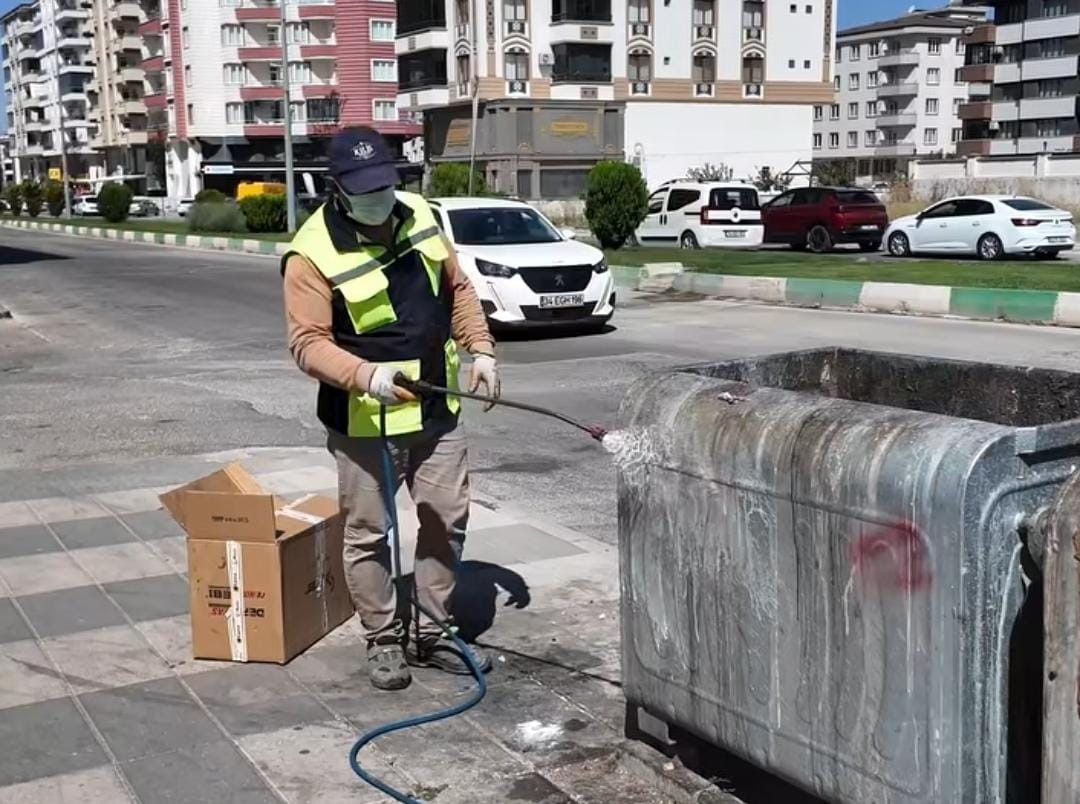 Kilis’te çöp konteynerleri yenilenerek yeniden hizmete kazandırılıyor